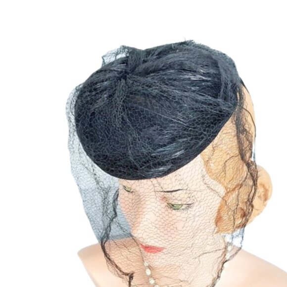 Genuine 1940s True Vintage Black Tilt Hat Covered In Black Feathers And Velvet - Picture 6 of 7